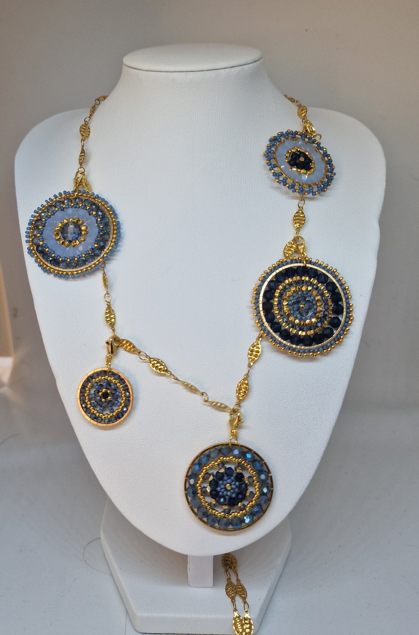 Collier bleu et or avec pendentifs tissés