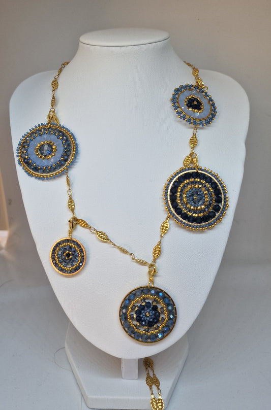 Collier bleu et or avec pendentifs tissés
