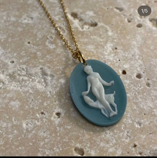 Collier Pendentif Camée Déesse Diane — Résine Vintage