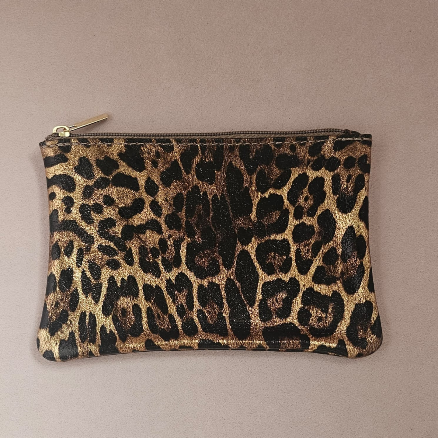 Une pochette en cuir, simple et élégante.